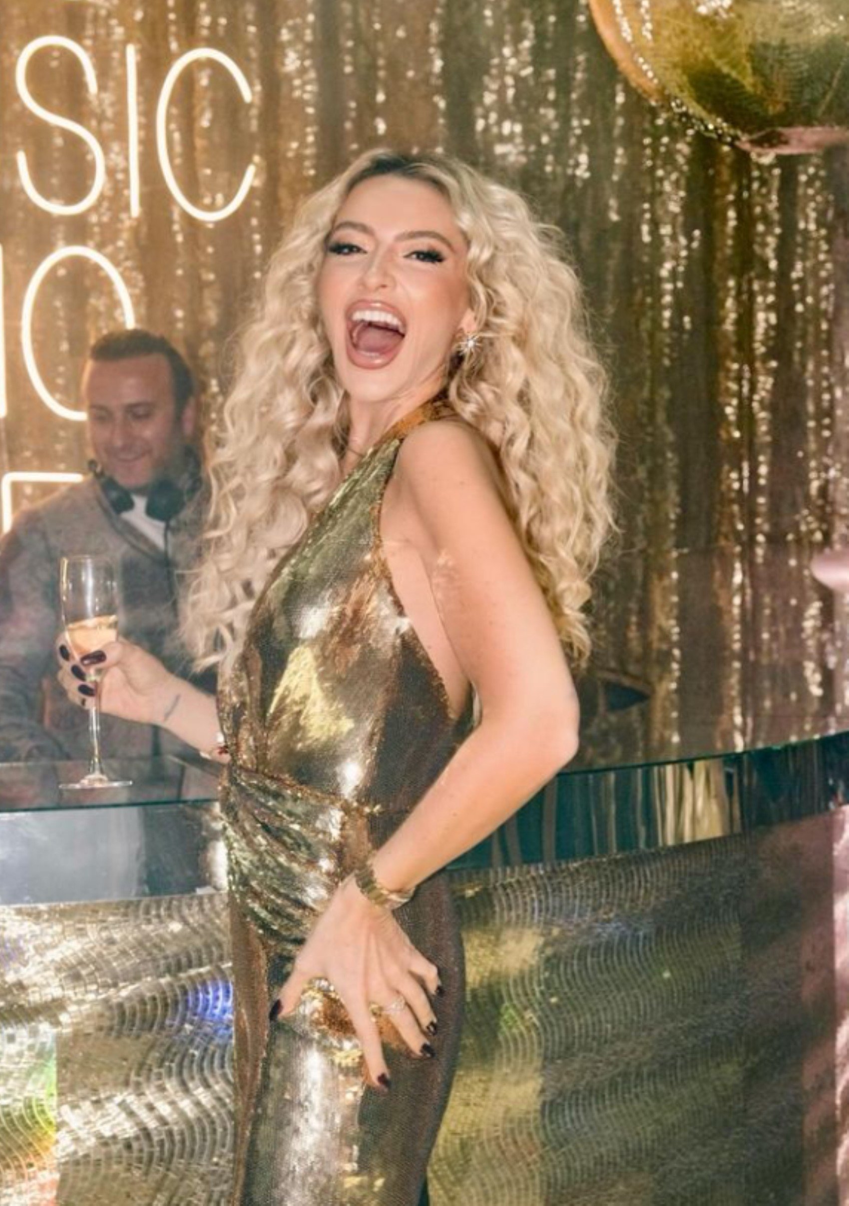 Hadise 39. yaşını coşkuyla kutladı! Pozlarına beğeni yağdı