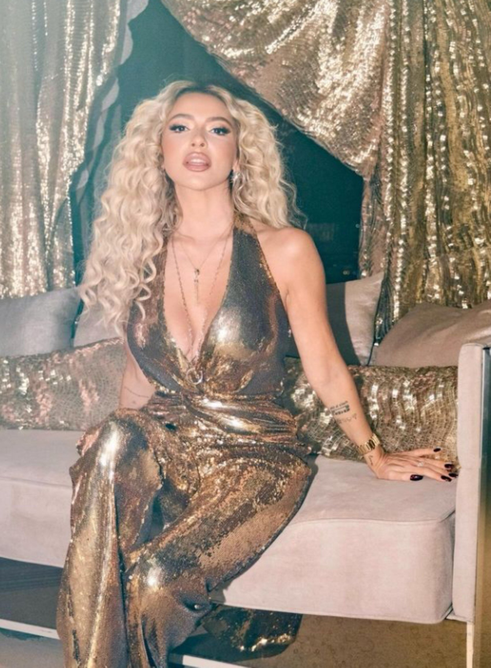 Hadise 39. yaşını coşkuyla kutladı! Pozlarına beğeni yağdı