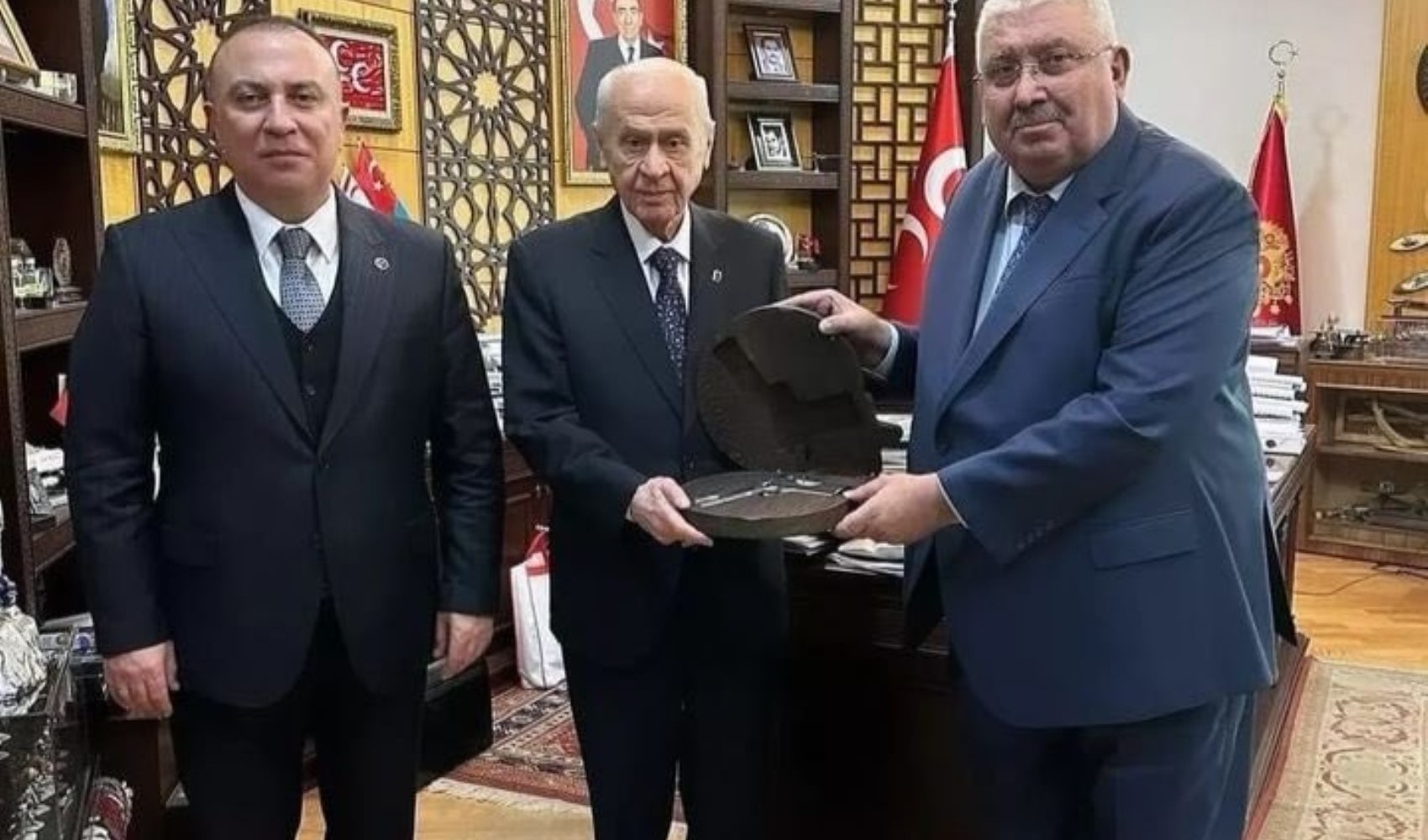 MHP'li Yönter'den tartışmalı paylaşım: Bahçeli ile silahlı poz!