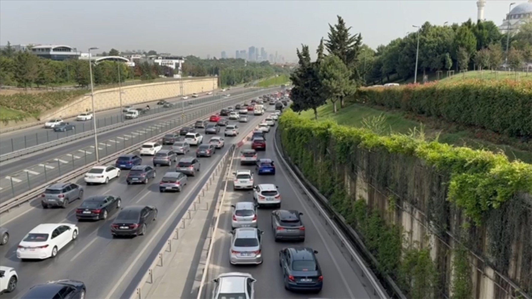 Bayramda trafik yoğunluğu: İstanbul'da ana yollar adeta kilitlendi!