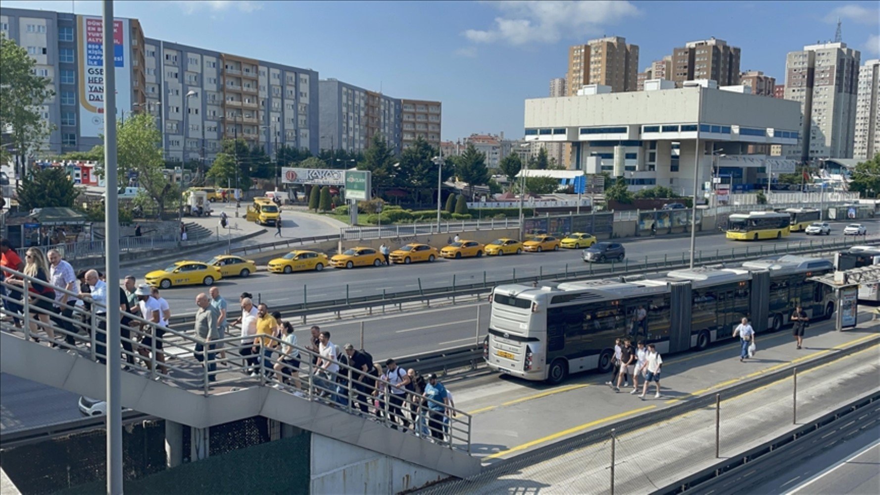 Bayramda trafik yoğunluğu: İstanbul'da ana yollar adeta kilitlendi!