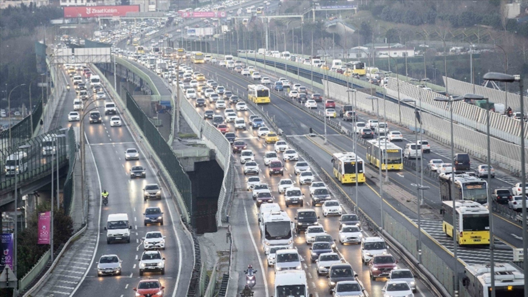 Bayramda trafik yoğunluğu: İstanbul'da ana yollar adeta kilitlendi!