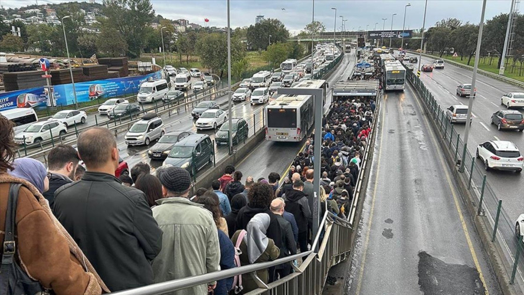 Bayramda trafik yoğunluğu: İstanbul'da ana yollar adeta kilitlendi!