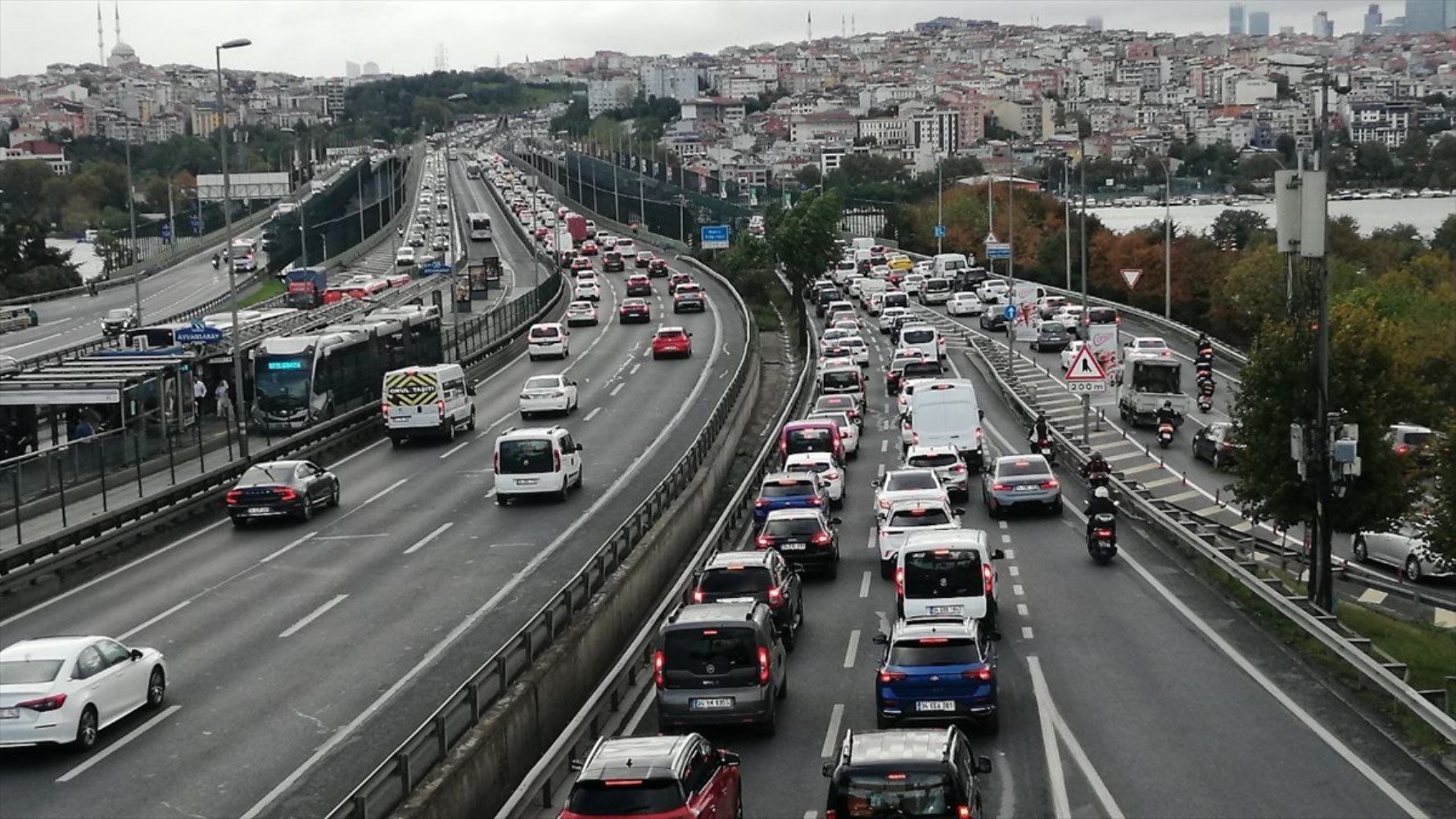 Bayramda trafik yoğunluğu: İstanbul'da ana yollar adeta kilitlendi!