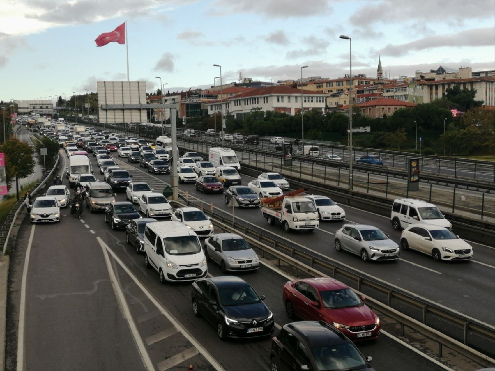 Bayramda trafik yoğunluğu: İstanbul'da ana yollar adeta kilitlendi!