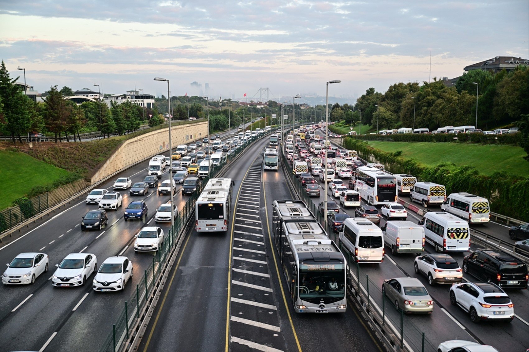 Bayramda trafik yoğunluğu: İstanbul'da ana yollar adeta kilitlendi!