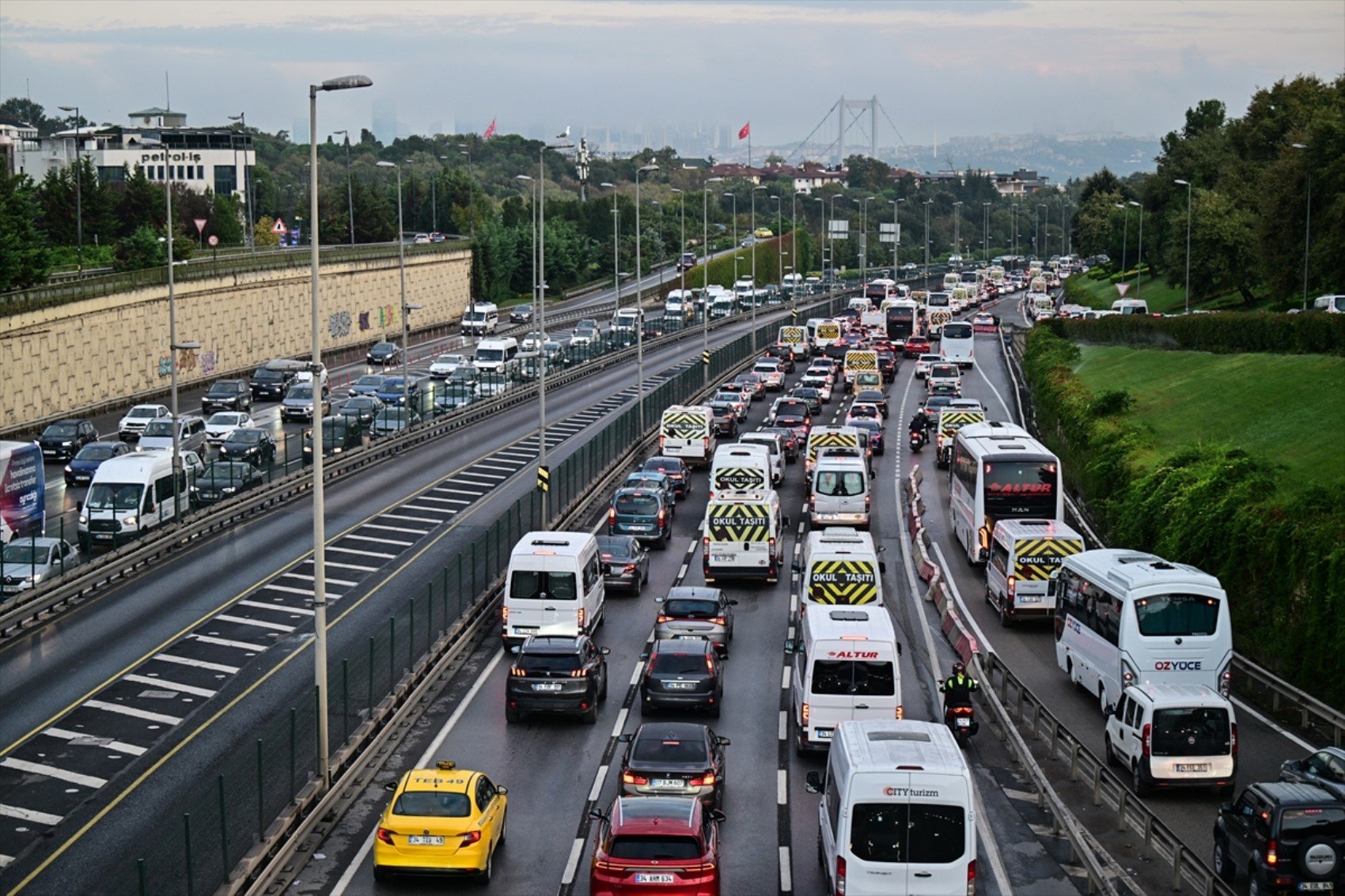 Bayramda trafik yoğunluğu: İstanbul'da ana yollar adeta kilitlendi!