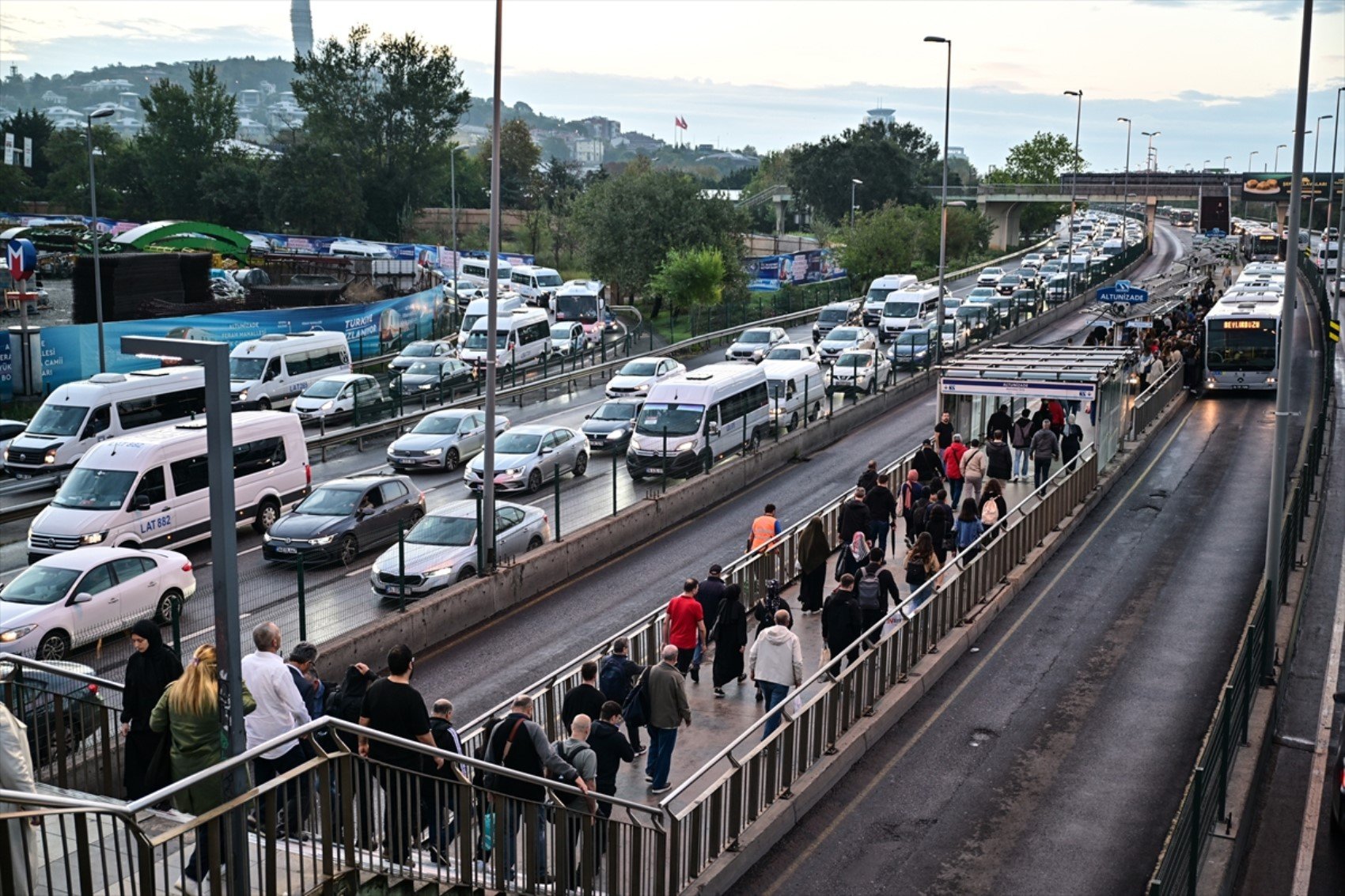 Bayramda trafik yoğunluğu: İstanbul'da ana yollar adeta kilitlendi!