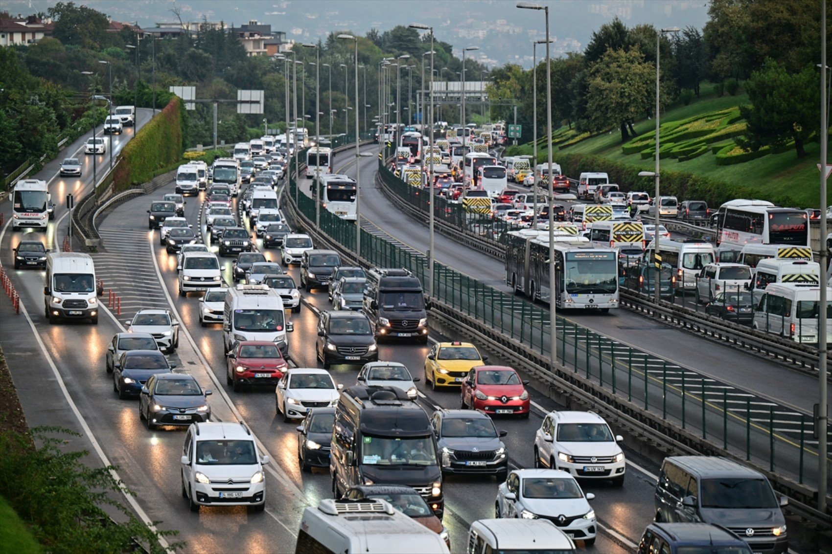 Bayramda trafik yoğunluğu: İstanbul'da ana yollar adeta kilitlendi!