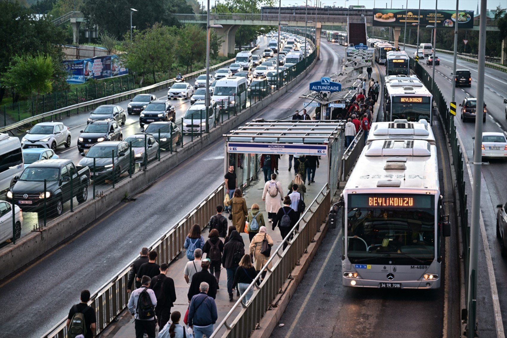 Bayramda trafik yoğunluğu: İstanbul'da ana yollar adeta kilitlendi!