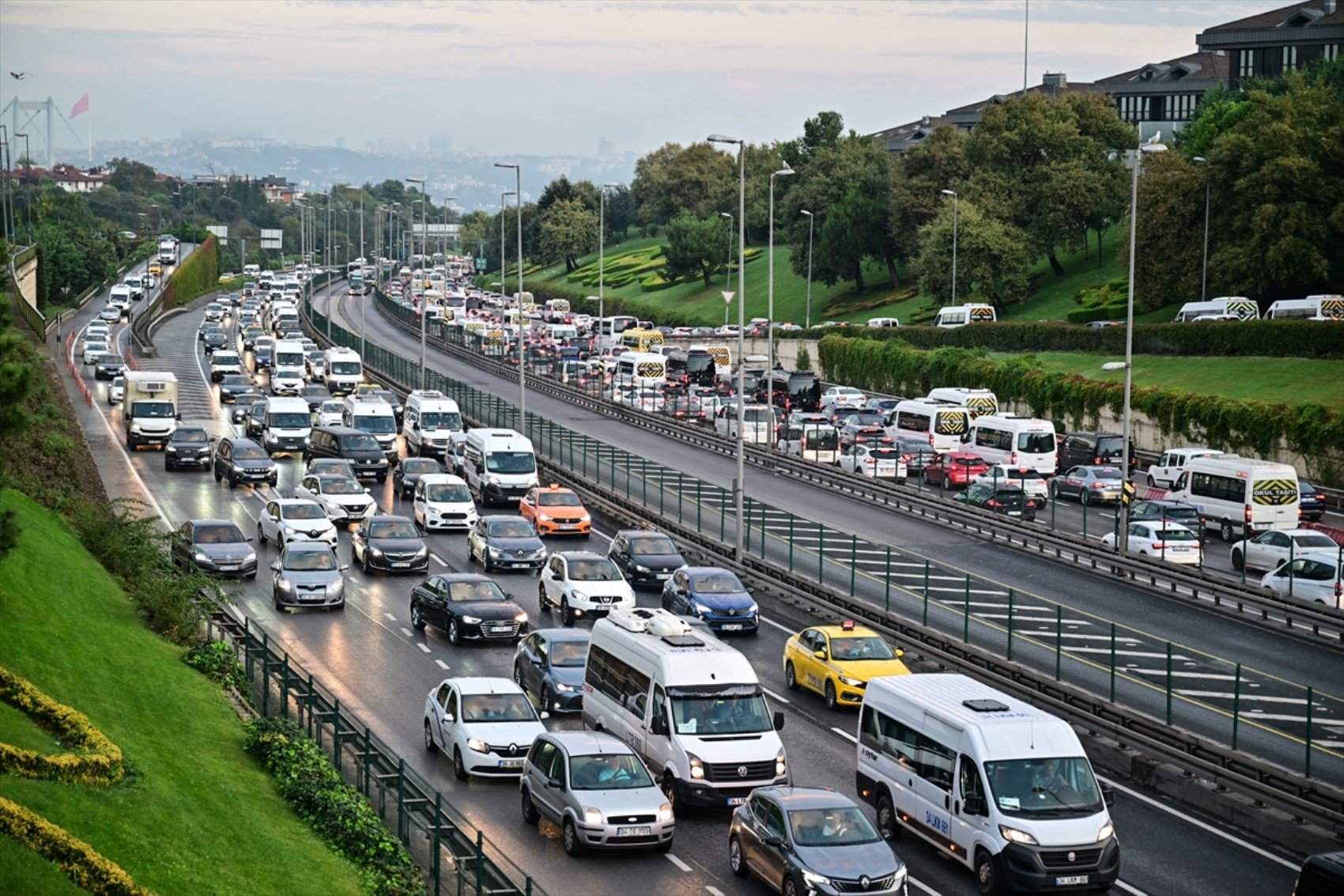 Bayramda trafik yoğunluğu: İstanbul'da ana yollar adeta kilitlendi!