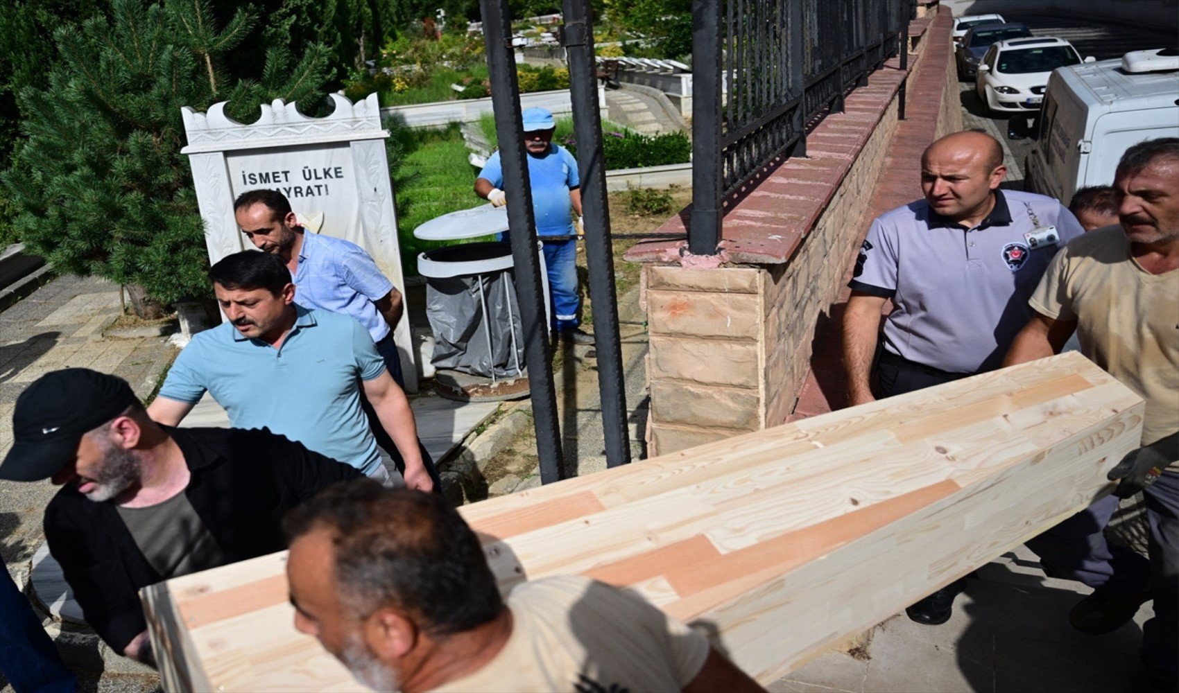 Cem Garipoğlu'nun mezarından çıkmıştı: Münevver Karabulut'un ailesi bir kez daha mezardan çıkan poşet için harekete geçti