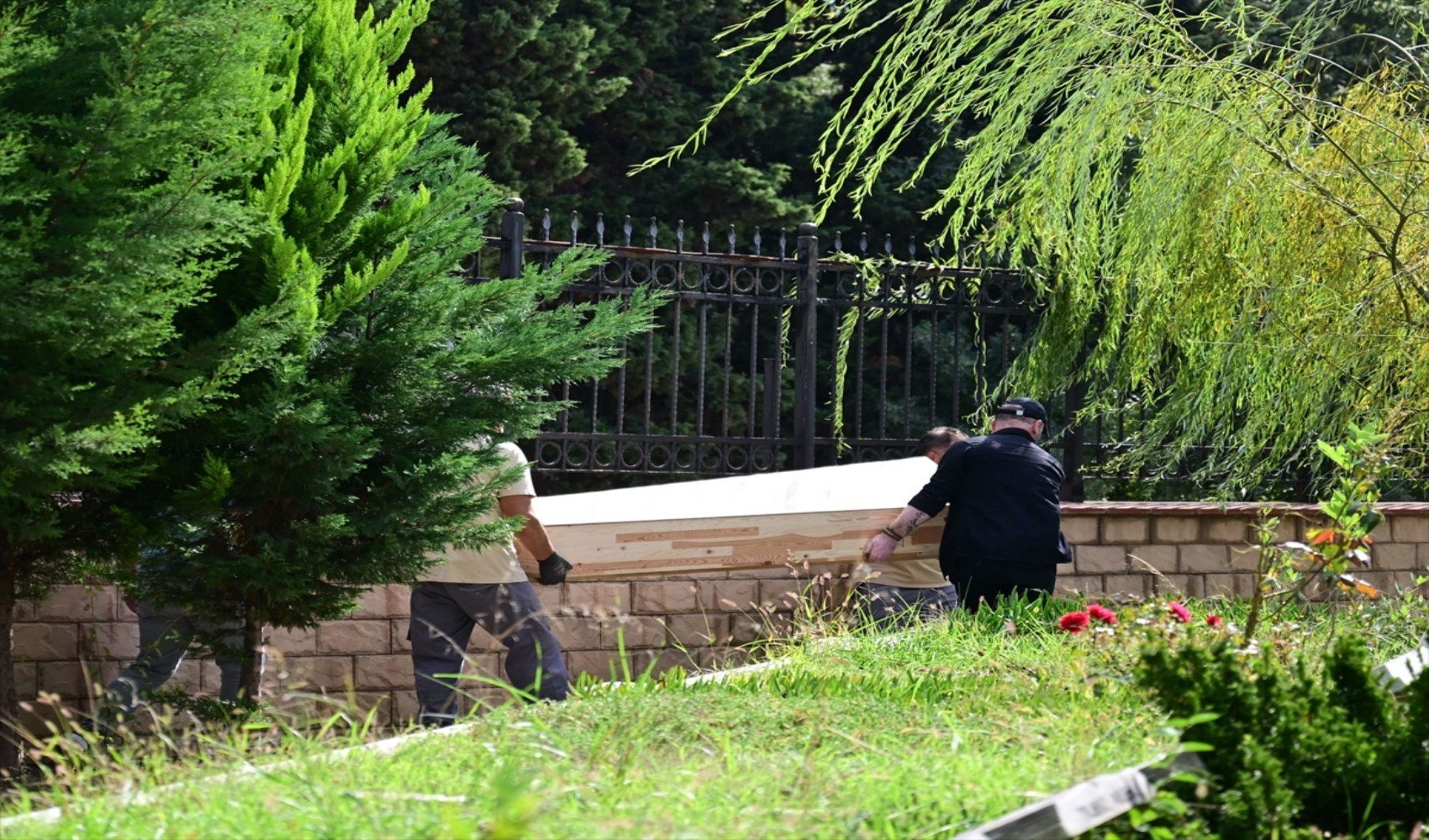 Cem Garipoğlu'nun mezarından çıkmıştı: Münevver Karabulut'un ailesi bir kez daha mezardan çıkan poşet için harekete geçti