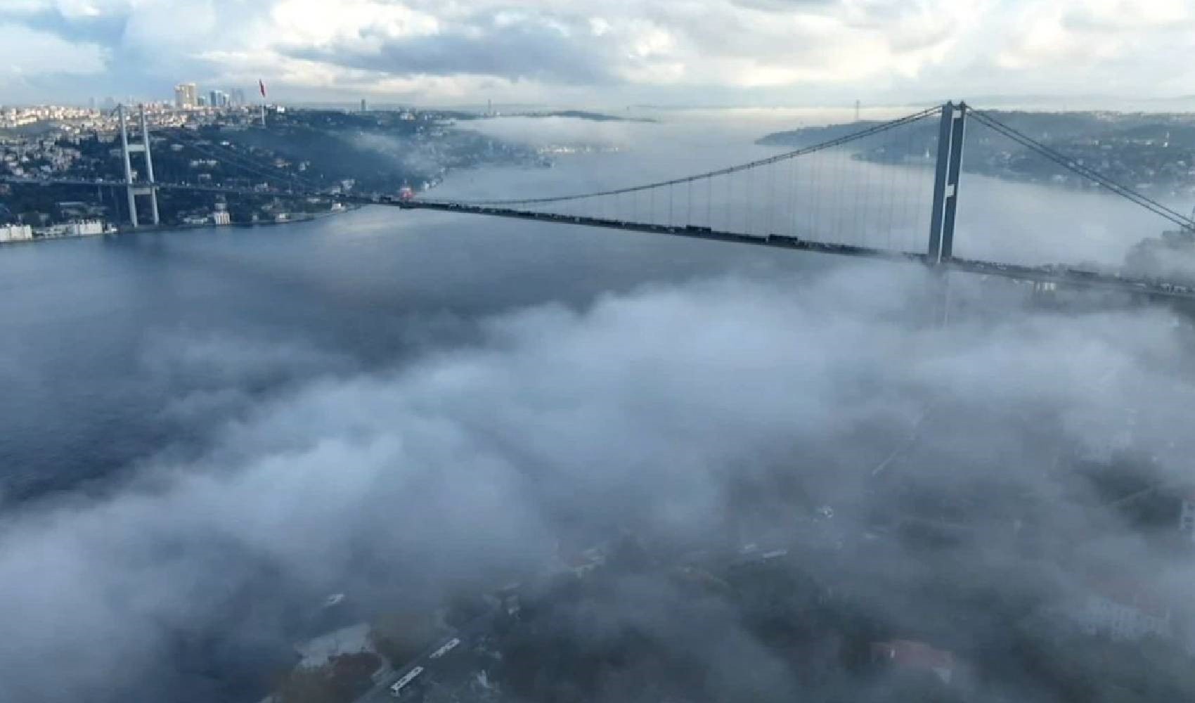 İstanbul'da yoğun sis: Gemi trafiği askıya alındı, vapur seferleri iptal edildi