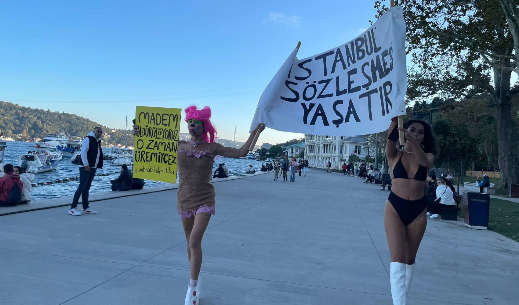 Memelere Özgürlük' davasıyla tanınan Melisa Aydınalp bu kez de İstanbul Sözleşmesi eylemi yaptı