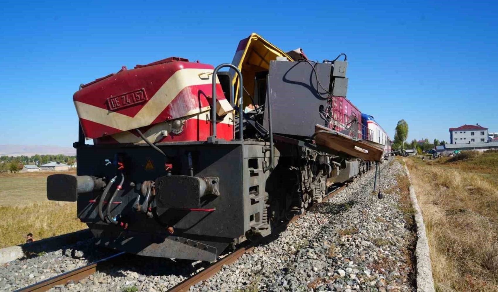 Muş’ta yolcu treni beton pompasına çarptı! Ölü ve yaralılar var...