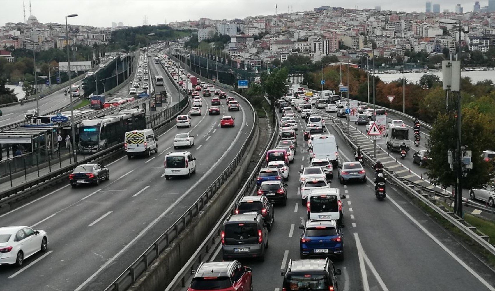 Bayramda trafik yoğunluğu: İstanbul'da ana yollar adeta kilitlendi!