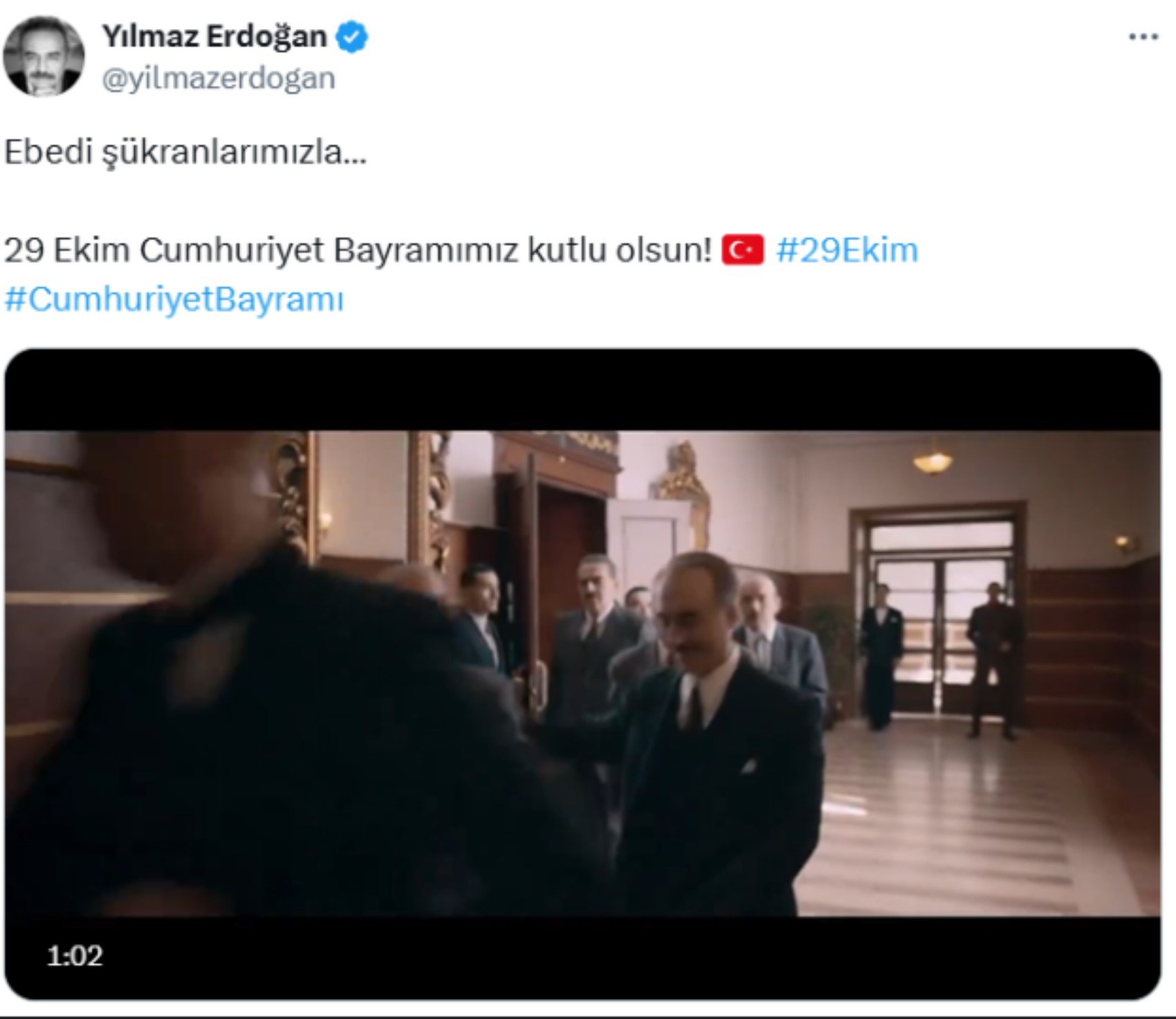 Ünlülerden 29 Ekim Cumhuriyet Bayramı paylaşımları