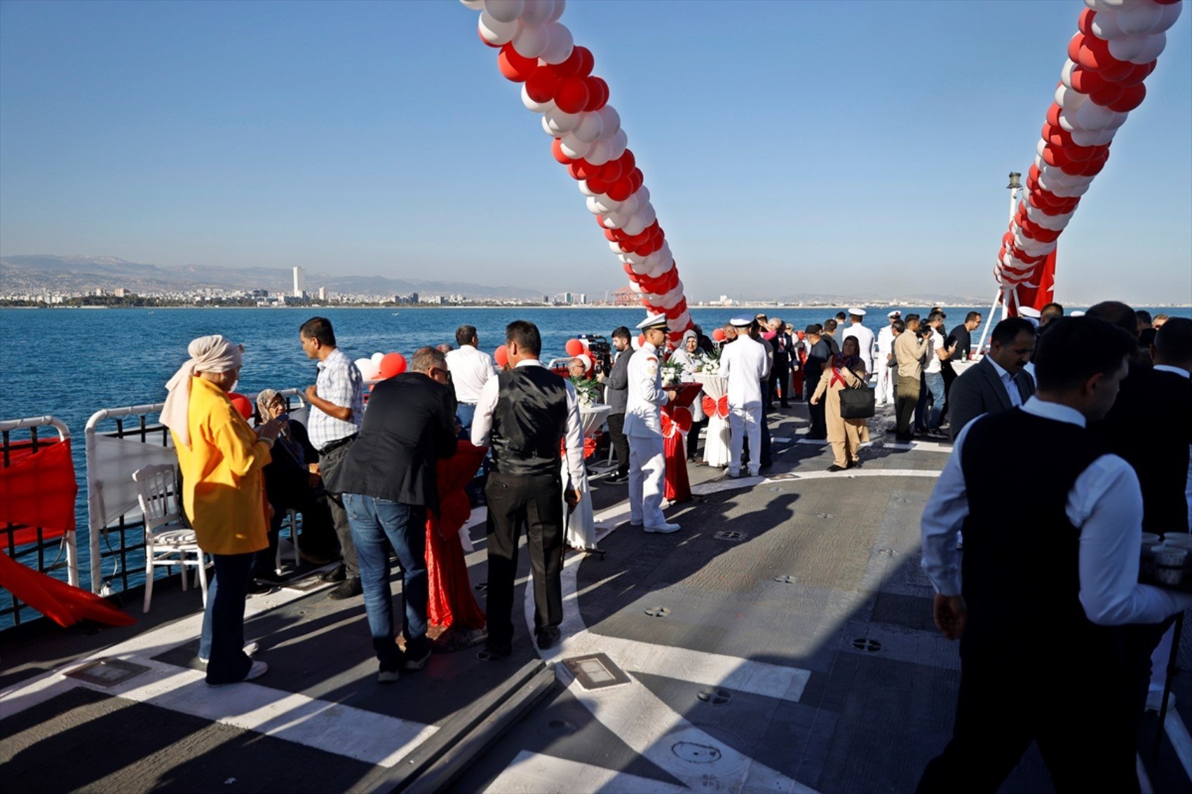 Mersin’de 29 Ekim coşkusu: 'Deniz gözü' gösterisi ile şehitler anıldı