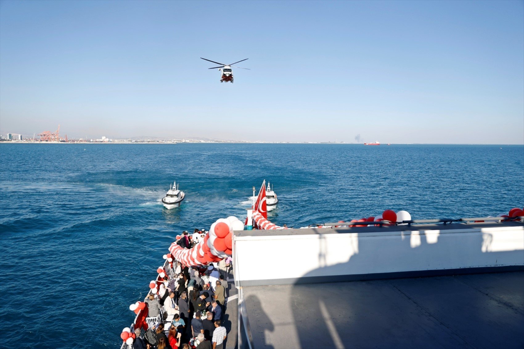 Mersin’de 29 Ekim coşkusu: 'Deniz gözü' gösterisi ile şehitler anıldı