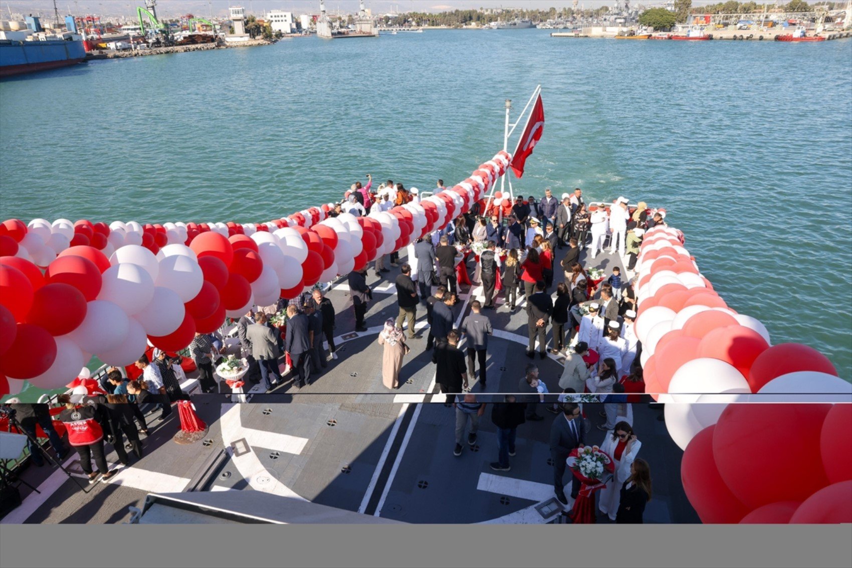 Mersin’de 29 Ekim coşkusu: 'Deniz gözü' gösterisi ile şehitler anıldı