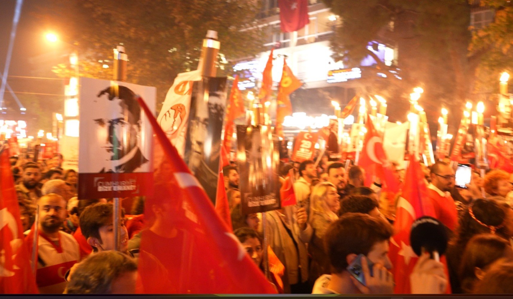 Bağdat Caddesi'nde coşkulu 29 Ekim kutlaması: Binlerce yurttaş katıldı