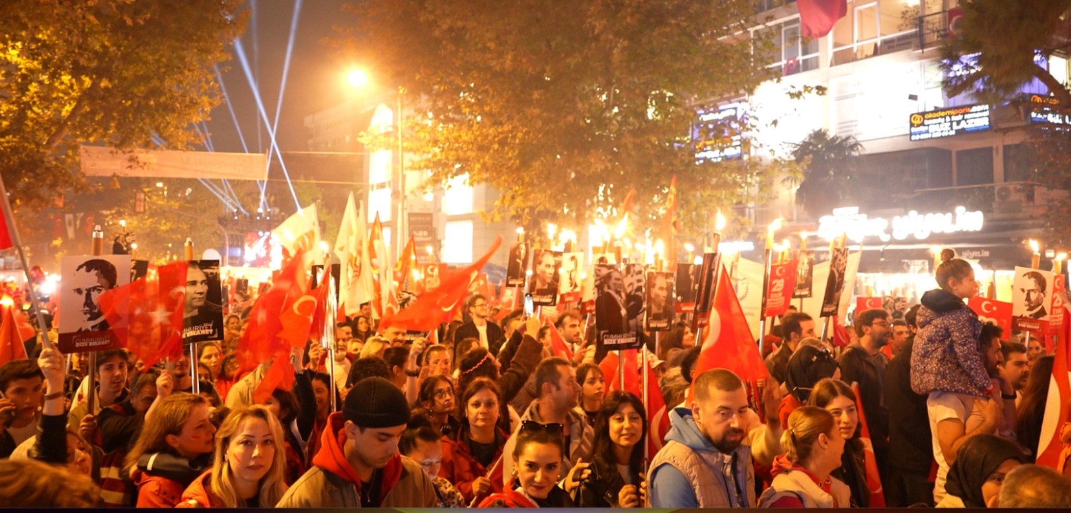 Bağdat Caddesi'nde coşkulu 29 Ekim kutlaması: Binlerce yurttaş katıldı