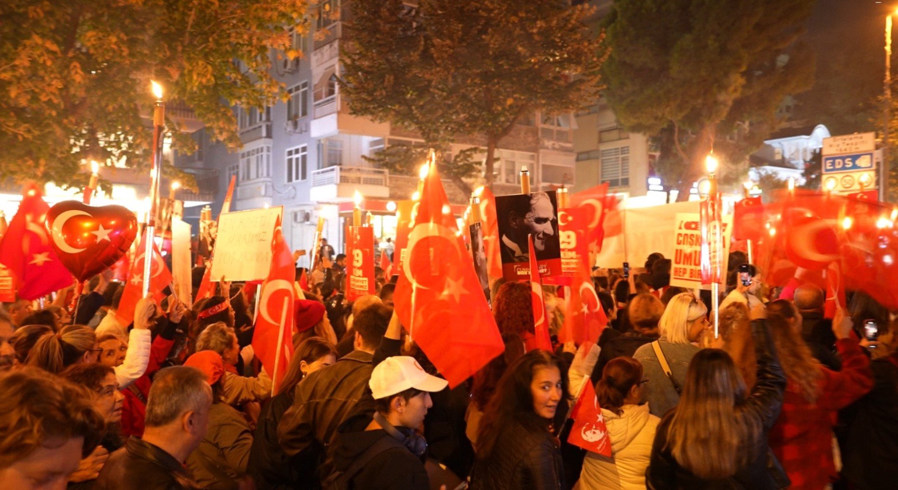 Bağdat Caddesi'nde coşkulu 29 Ekim kutlaması: Binlerce yurttaş katıldı