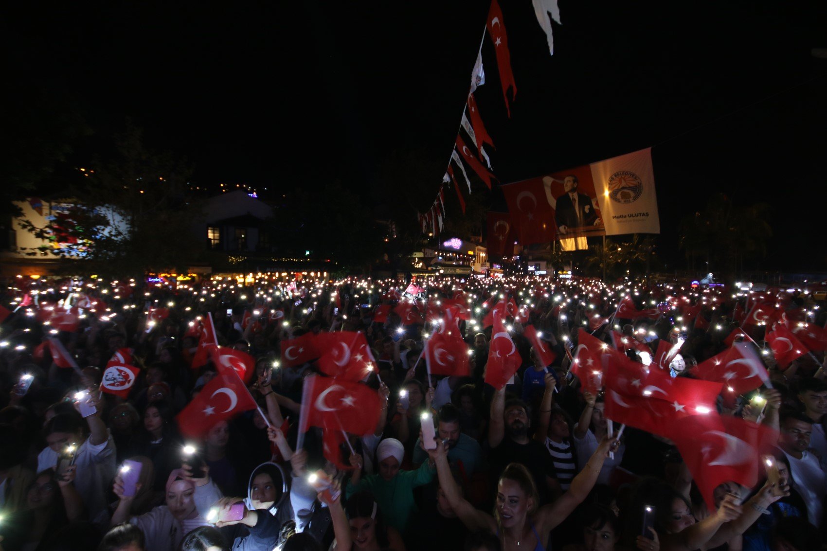 Bağdat Caddesi'nde coşkulu 29 Ekim kutlaması: Binlerce yurttaş katıldı