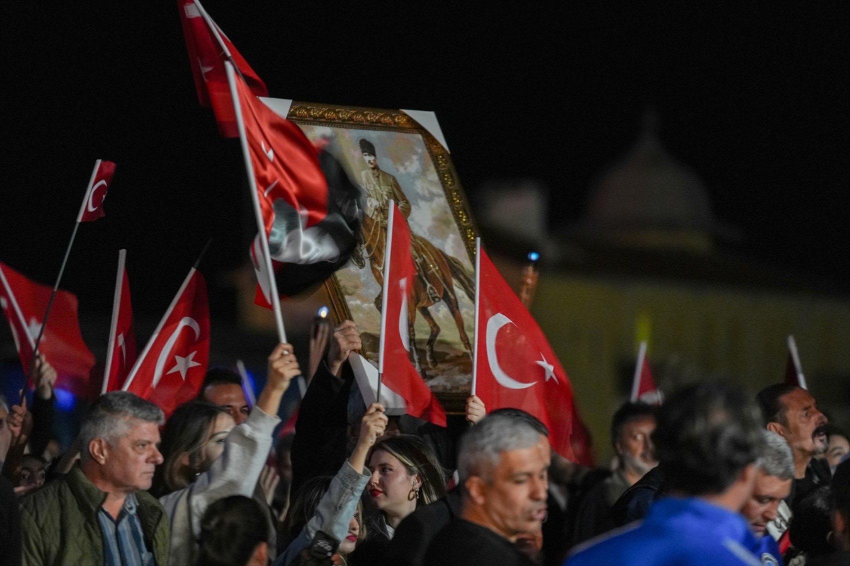 İzmir'de Cumhuriyet'in 101. yıl dönümü 350 metrelik Türk bayrağıyla kutlandı:Gemiler Körfez'i aydınlattı