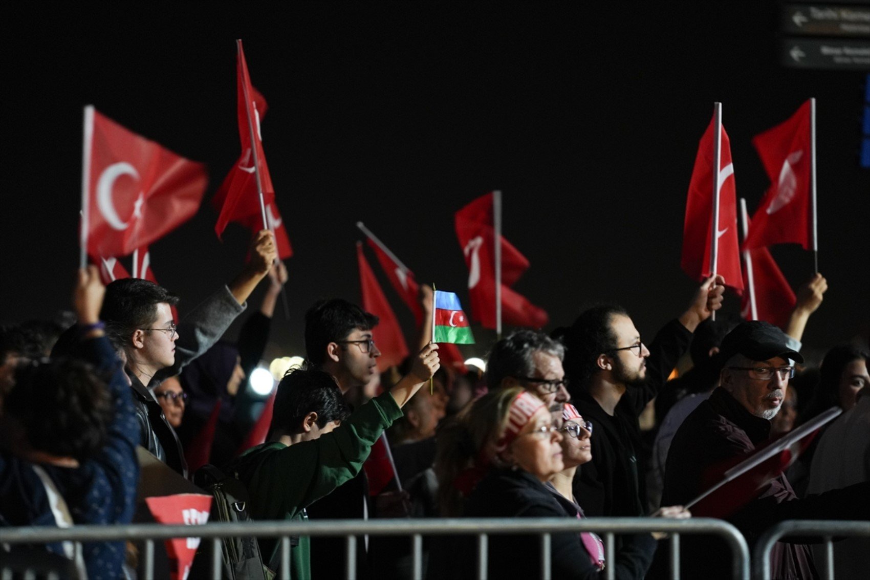 İzmir'de Cumhuriyet'in 101. yıl dönümü 350 metrelik Türk bayrağıyla kutlandı:Gemiler Körfez'i aydınlattı