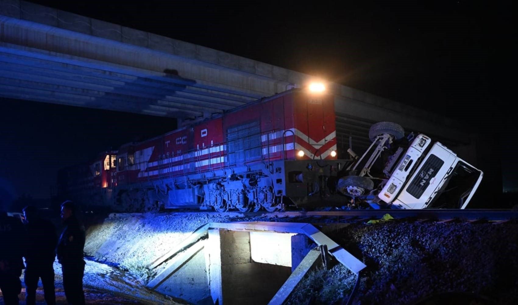 Edirne’de yolcu treni beton pompasına çarptı!