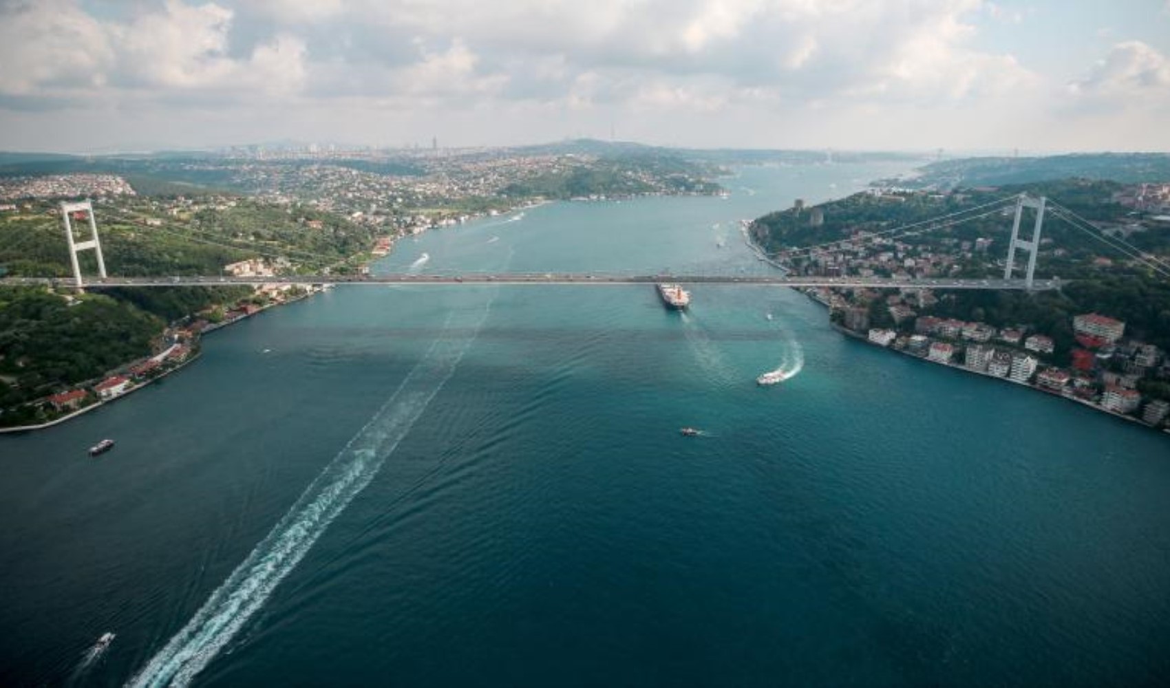 İstanbul Boğazı'nda gemi trafiği askıya alındı