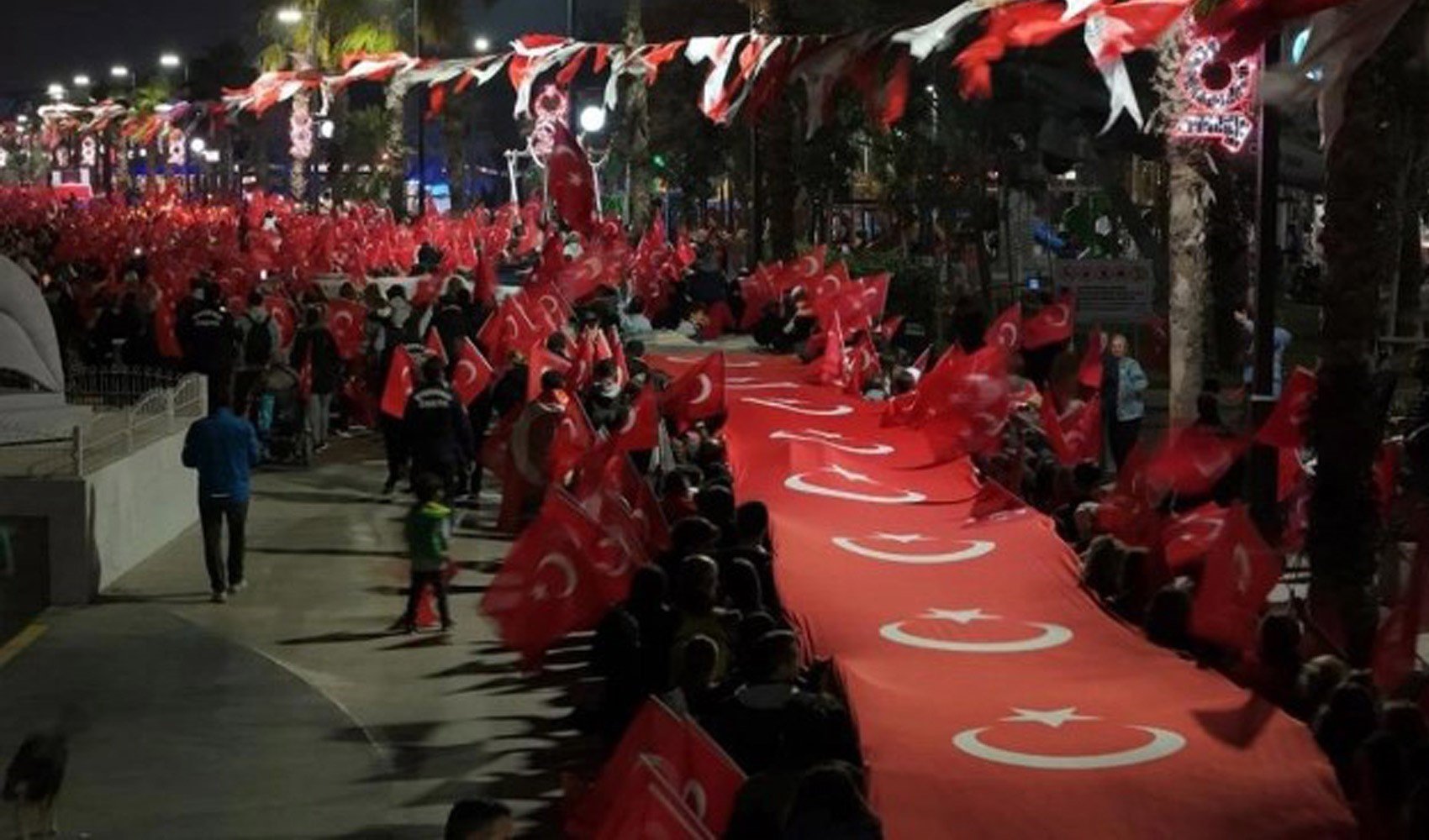 81 ilde Cumhuriyet Bayramı coşkuyla ve bayraklarla kutlandı: Konserler, fener alayları