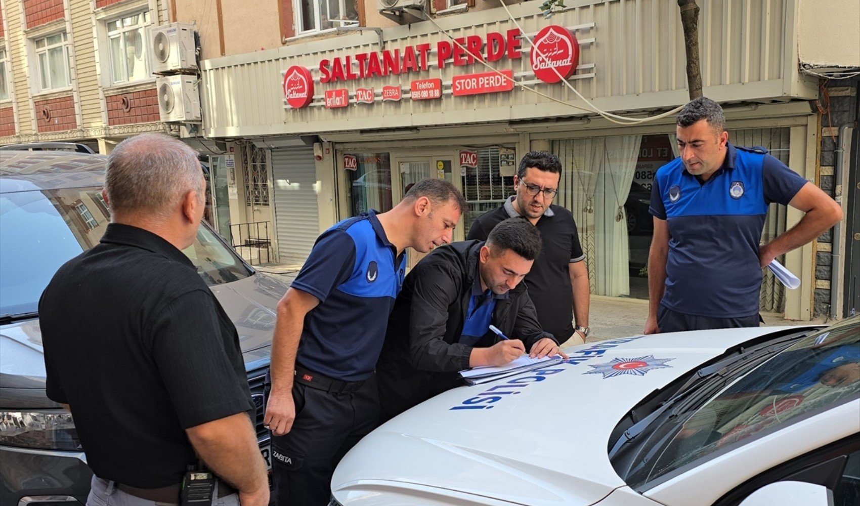 Küçükçekmece'de riskli olduğu belirlenen apartmanın boşaltılmasına karar verildi