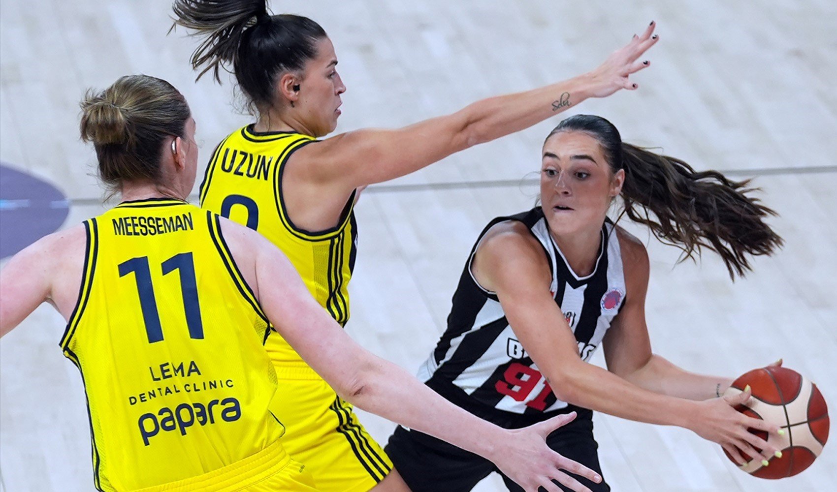 Fenerbahçe ertelenen FIBA Kadınlar Süper Kupa karşılaşmasında Beşiktaş'ı mağlup etti