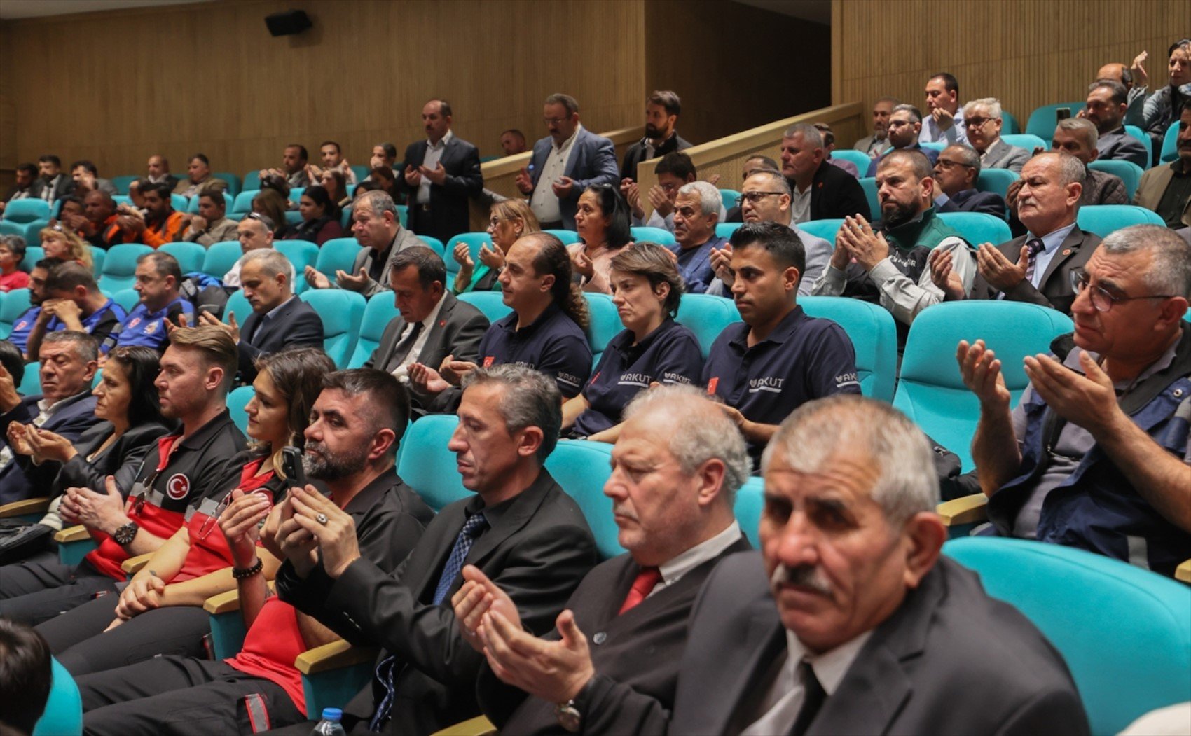 İzmir depreminde hayatını kaybedenler anıldı