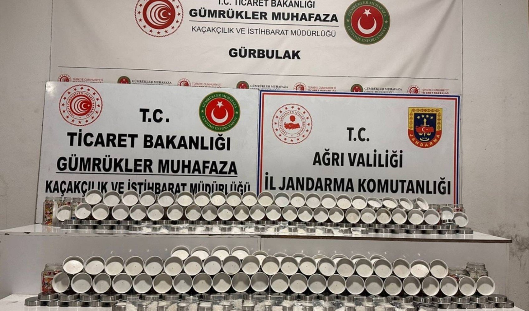 Kavanoz kapaklarının altına gizlenmiş 170  kilogram uyuşturucu yakalandı