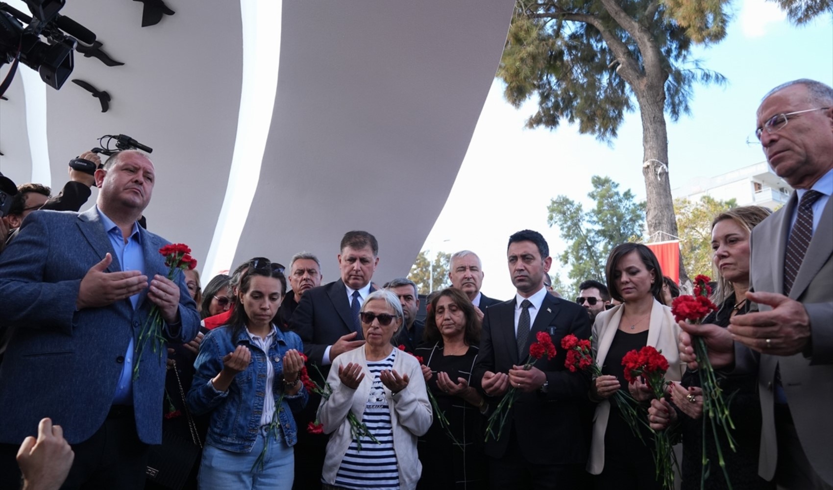 İzmir depreminde hayatını kaybedenler anıldı