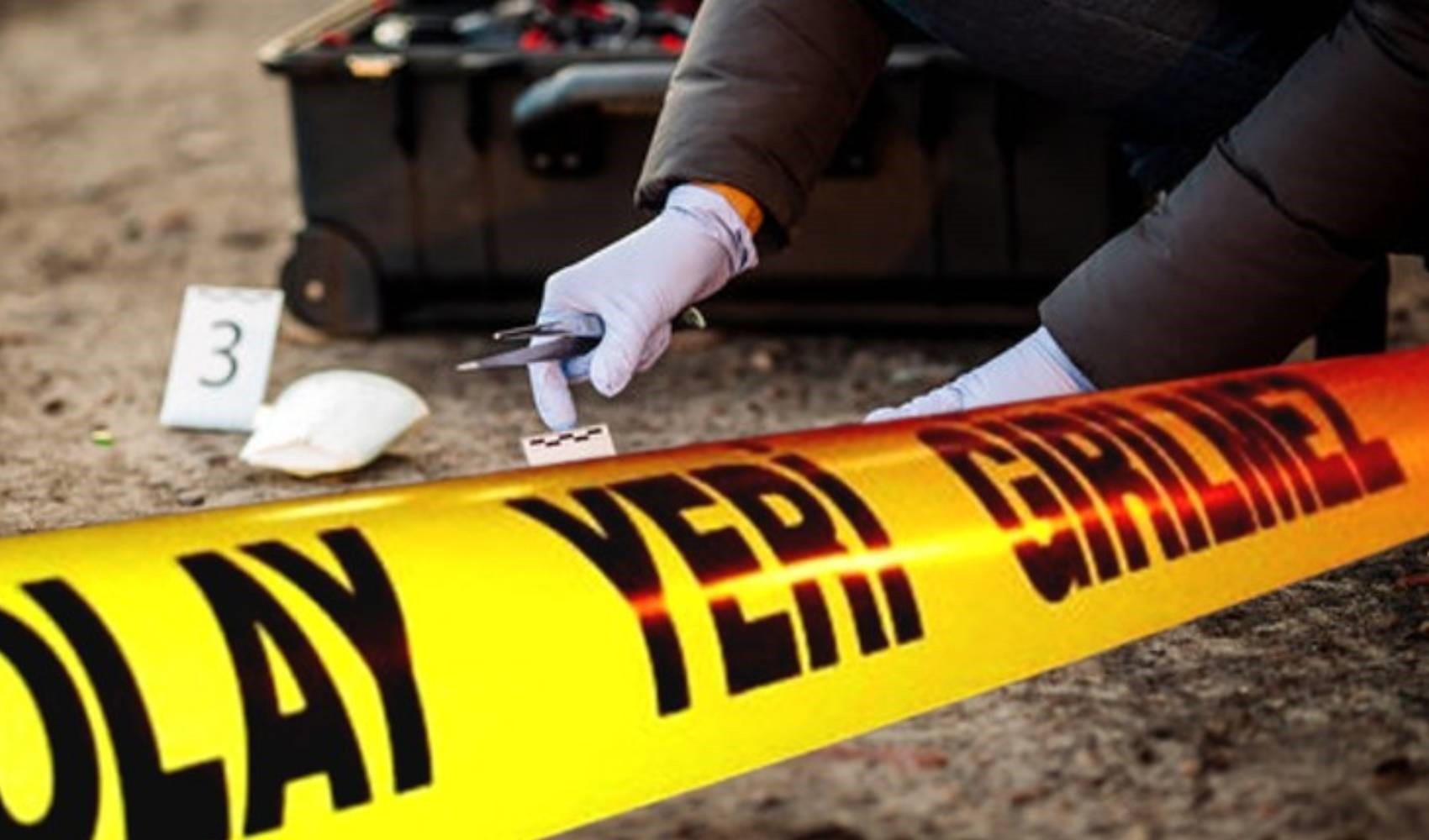 Olay yeri incelemesini temsil eden polis şeridi ve delil çalışması görseli.