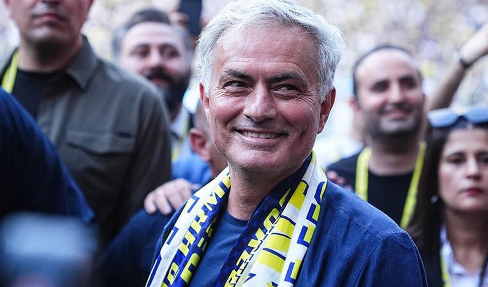 Fenerbahçe yeni otobüsünü tanıttı! 'Mourinho bakkala gidebilir'