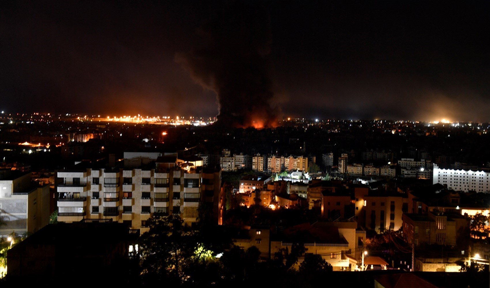 İsrail Lübnan'ın başkenti Beyrut'u bir kez daha bombaladı: Duman ve alevler yükseldi