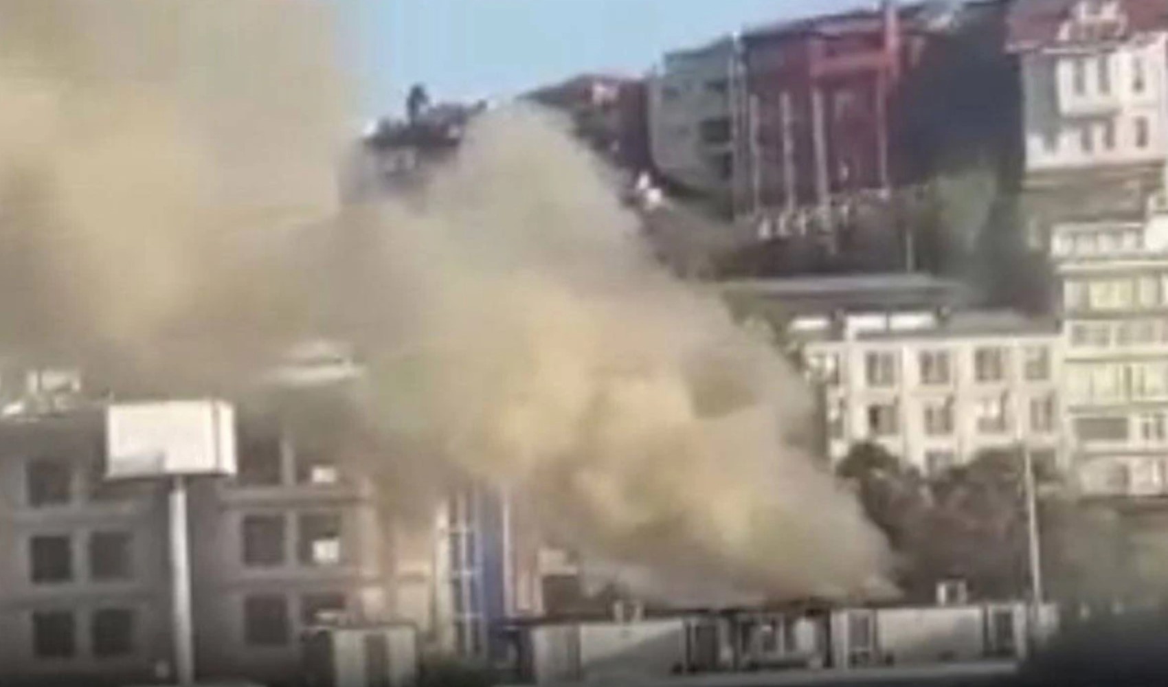 Incendio in un cantiere a Beşiktaş: 2 operai trasportati in ospedale