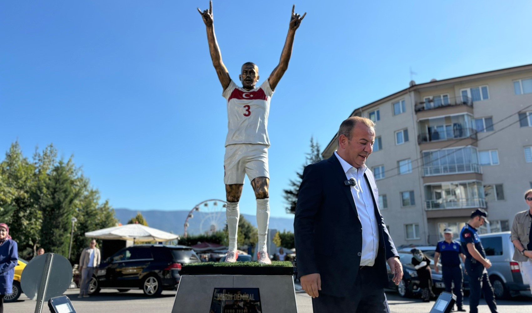 Bolu Belediye Başkanı Tanju Özcan 'bozkurt' heykeli diktirdi