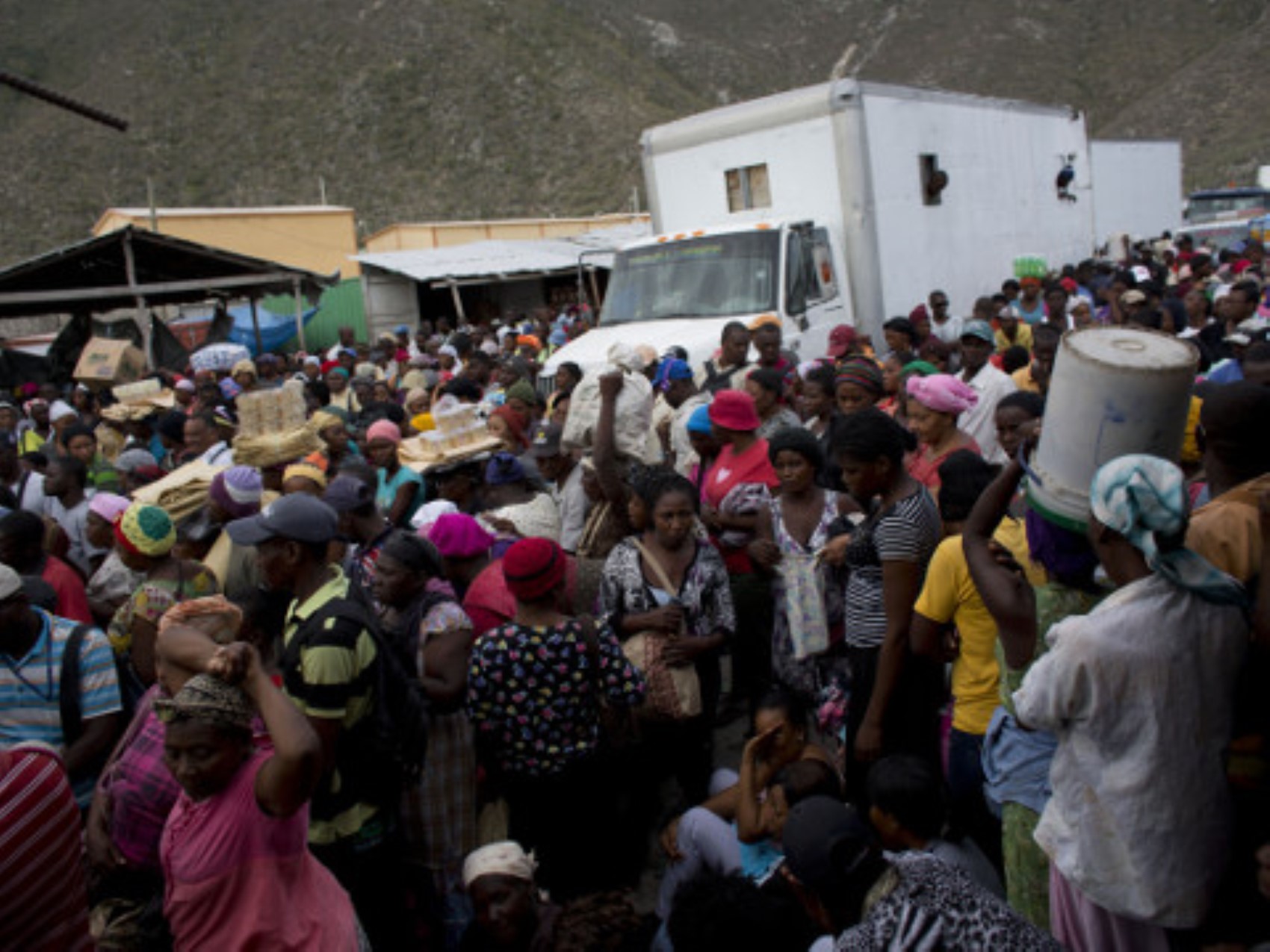 Haiti'de çeteler, sokakları ateşe verdi: Çete baskınında 'katliam'