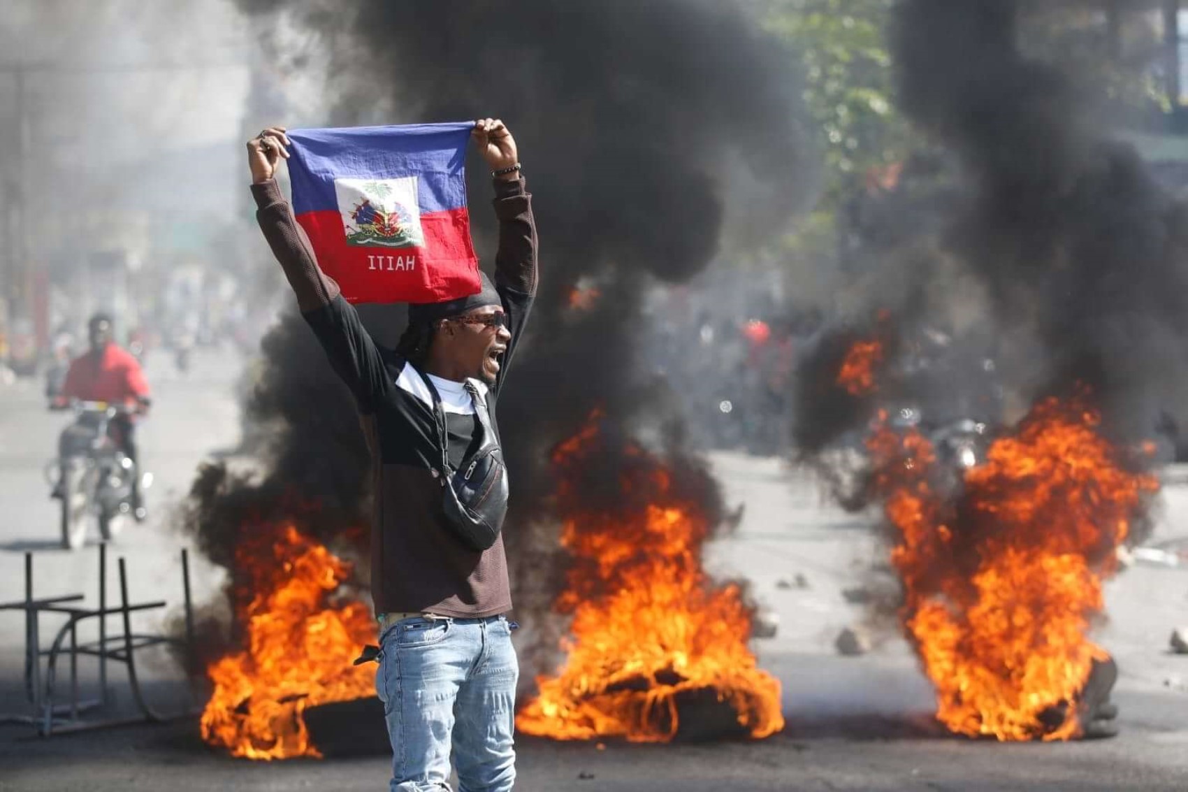 Haiti'de çeteler, sokakları ateşe verdi: Çete baskınında 'katliam'