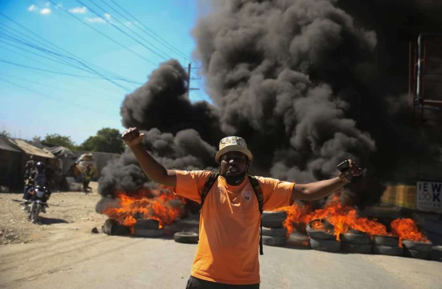 Haiti'de çeteler, sokakları ateşe verdi: Çete baskınında 'katliam'