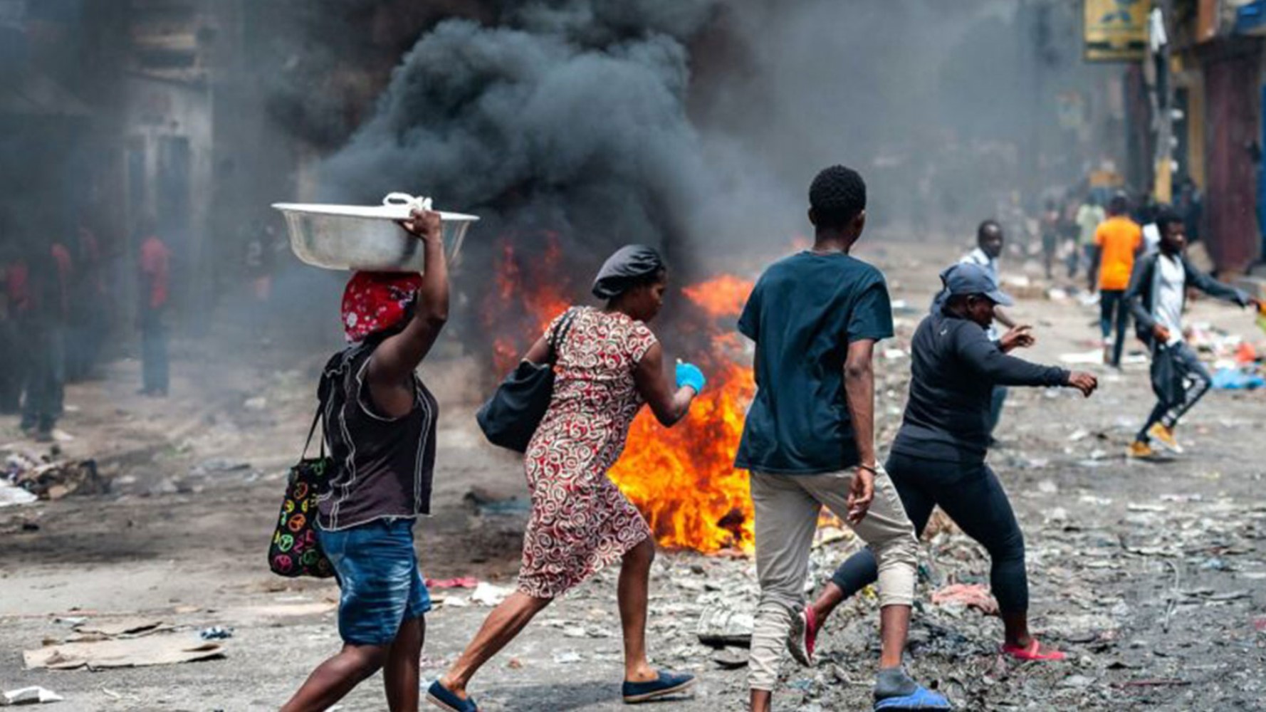 Haiti'de çeteler, sokakları ateşe verdi: Çete baskınında 'katliam'