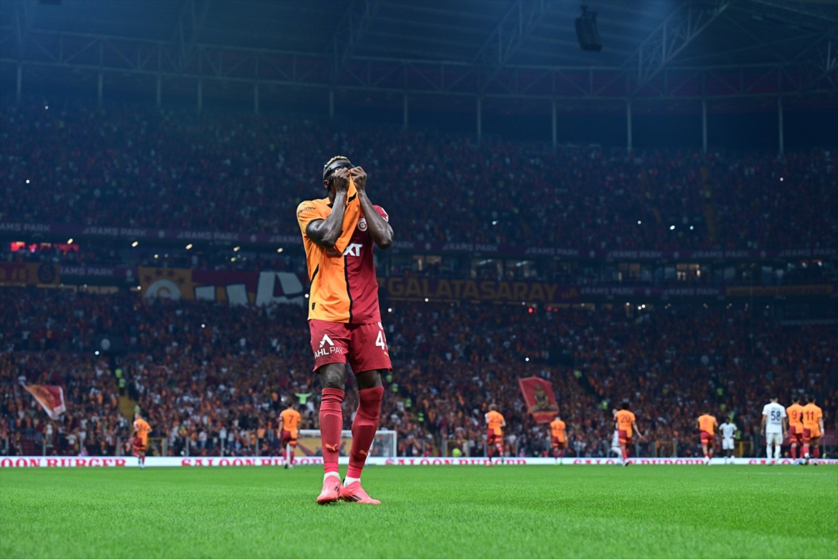 Galatasaraylı taraftarlar Osimhen'i bekliyor: Alanyaspor karşısında oynayacak mı?