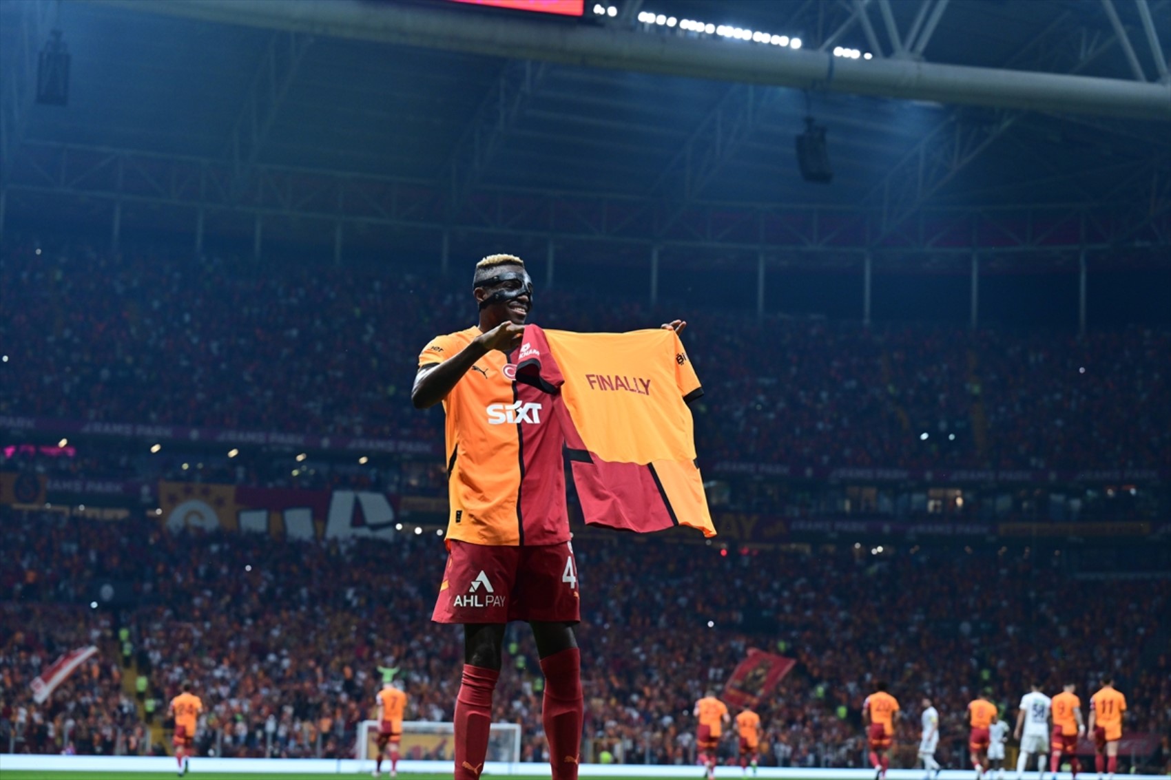 Galatasaraylı taraftarlar Osimhen'i bekliyor: Alanyaspor karşısında oynayacak mı?